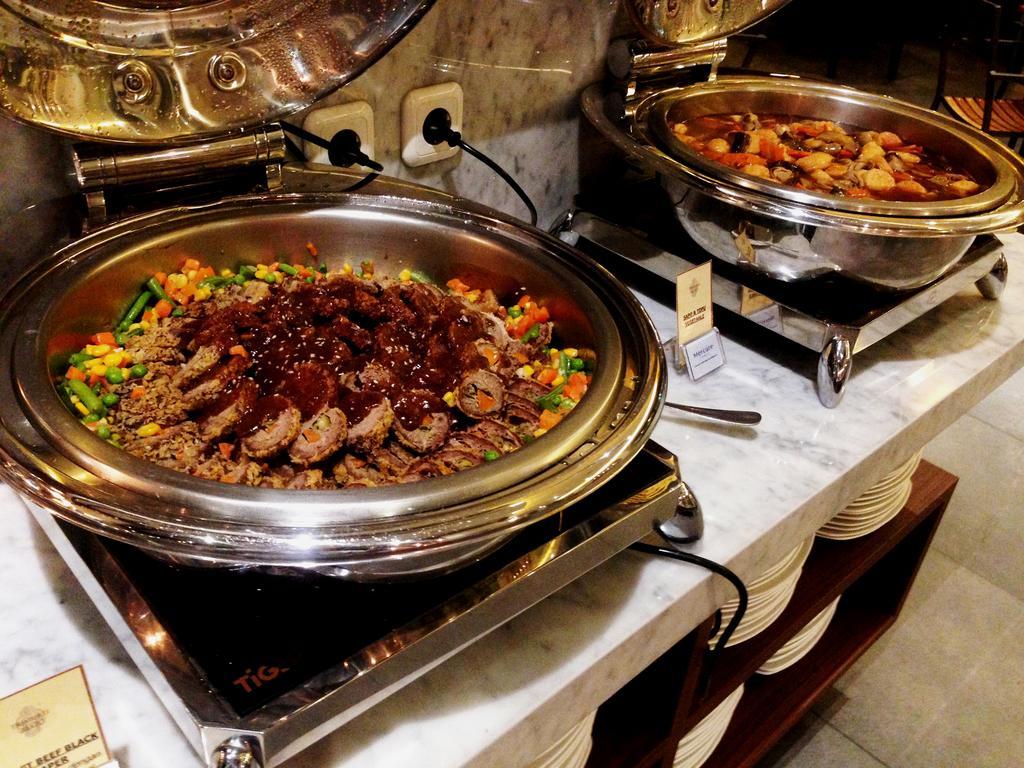 Mercure Surabaya Luaran gambar